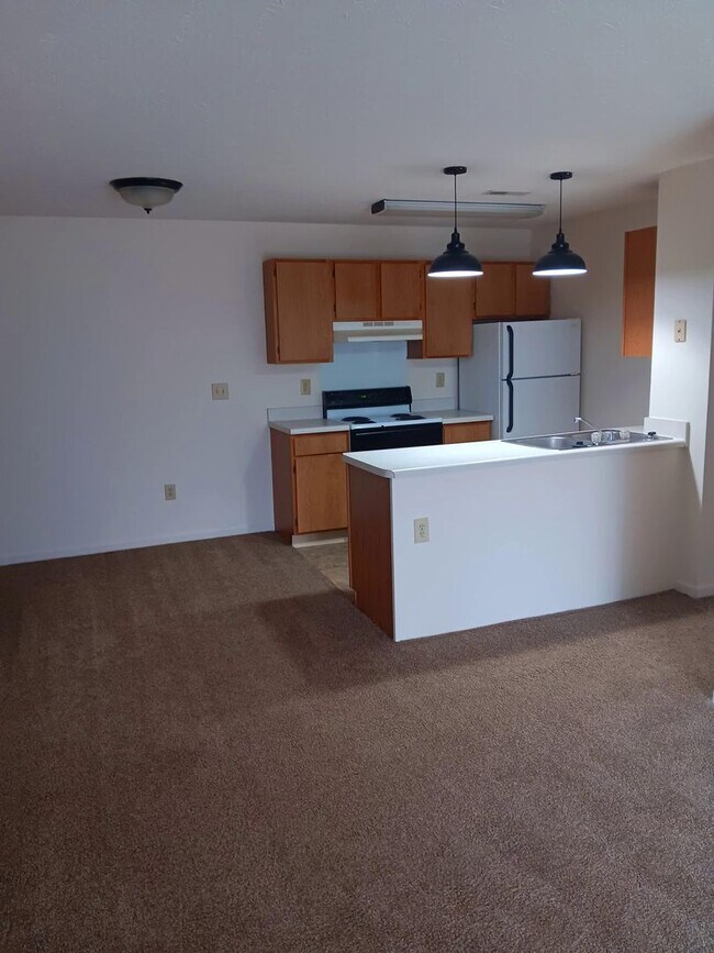 Building Photo - TWO BEDROOM ONE BATH DOWNSTAIRS
