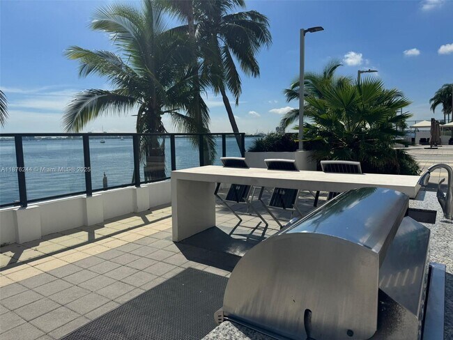 Building Photo - 600 NE 36th St