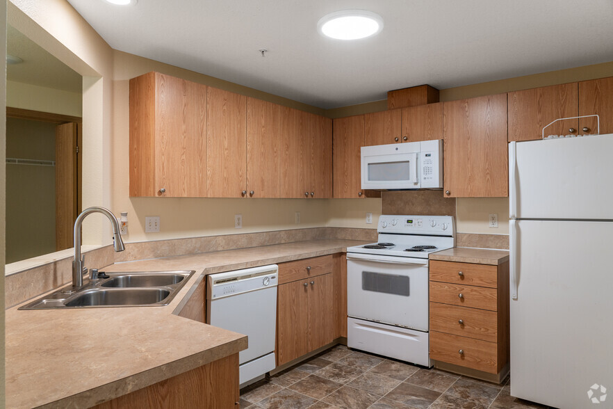 2BR, 1BA, 950SF - Kitchen - Clark Avenue Apartments