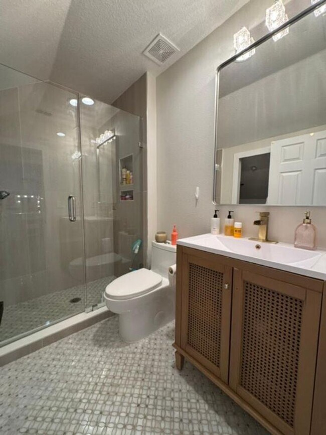 Building Photo - 4 Bedroom fully renovated Townhome in the Main Village of Celebration