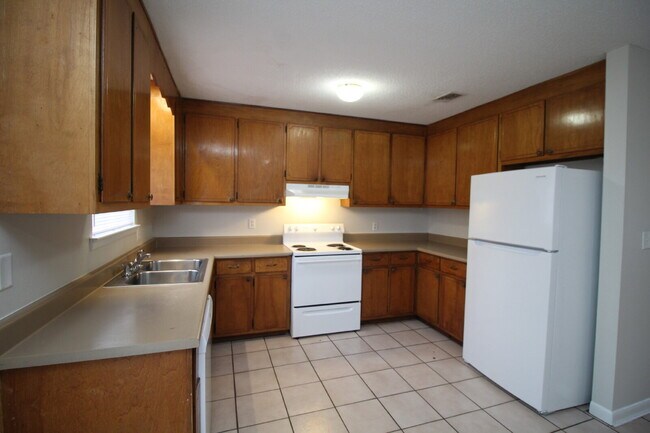 Building Photo - Hamilton Bridge Estates 3BR Brick Home Near Hwy 90, No Carpet & Open Living Space