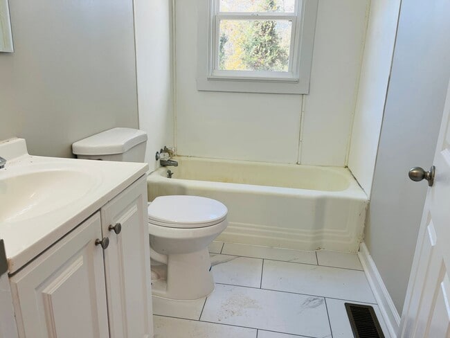 Building Photo - Wow! Renovated 3 bedroom home in Fairburn! Must See!