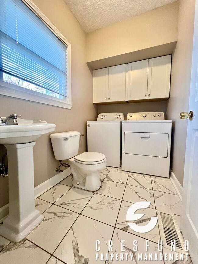 Building Photo - ? Modern 3 Bedroom / 2 Bath Home – A Cook’s Dream Kitchen & Perfect Outdoor Oasis! ?