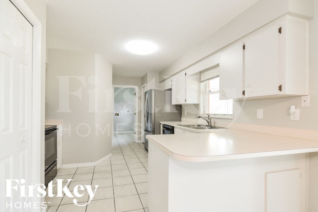 Building Photo - 7901 Sioux Ln