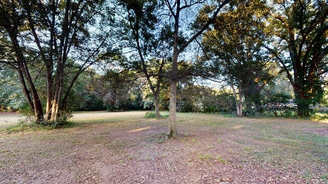 Building Photo - 2 acres in Millbrook w/ large screened in ...