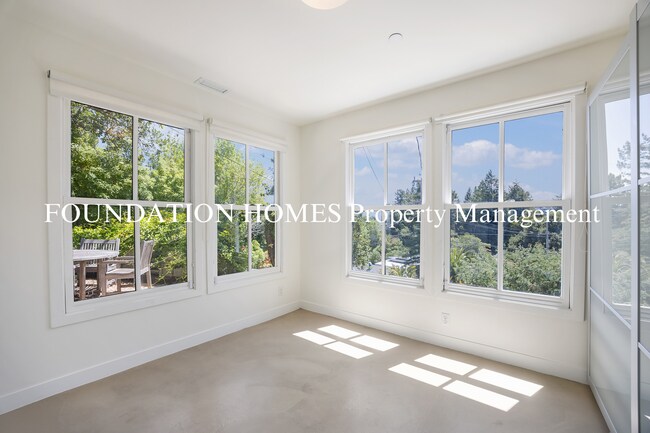 Building Photo - Stunning 4BD/2.5BA Boyle Park Home!  Solar...