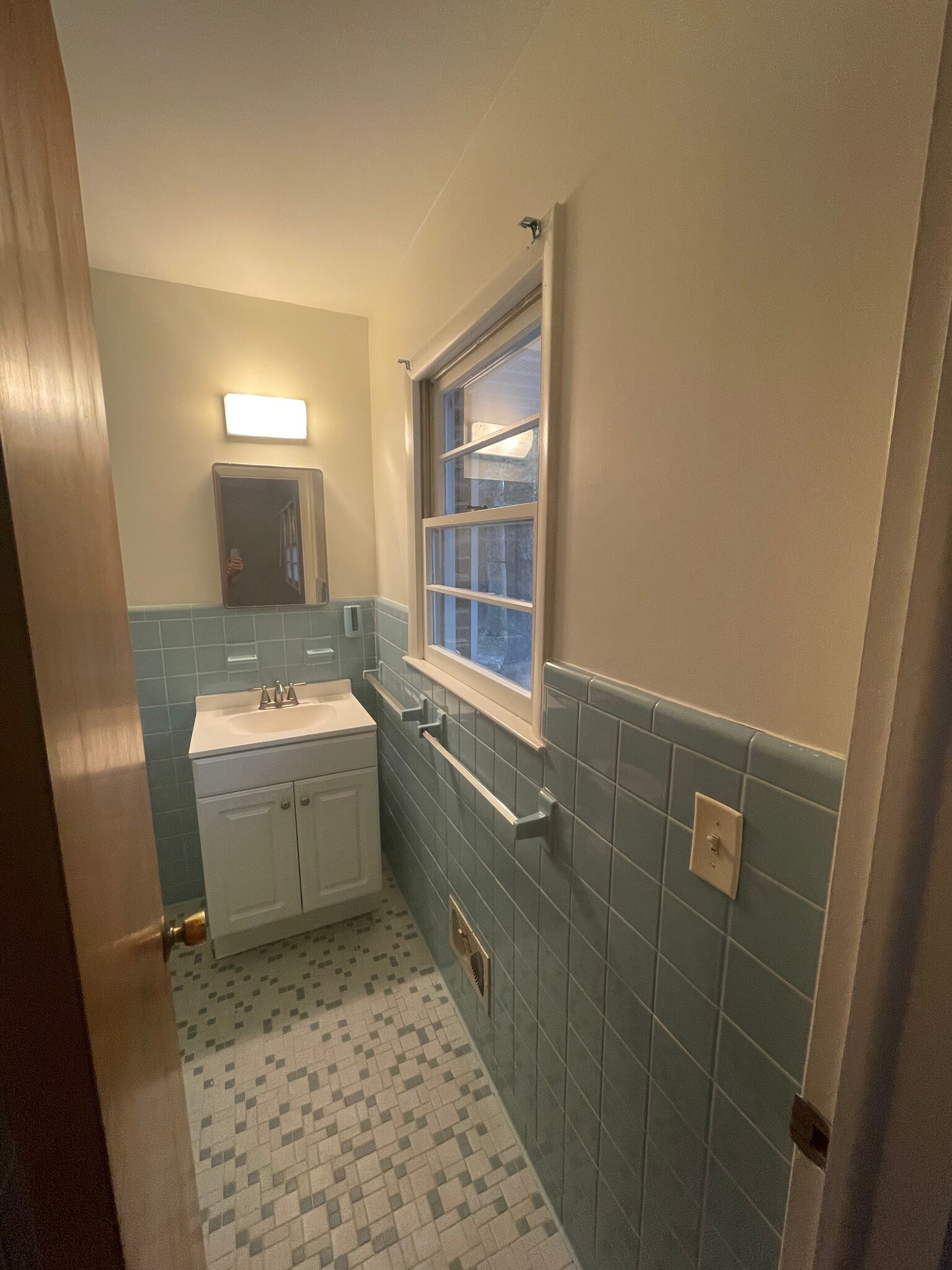 Ensuite bathroom - 2112 Kilburn Rd