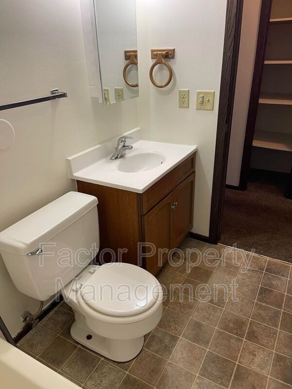 Building Photo - 418 Allan Ave