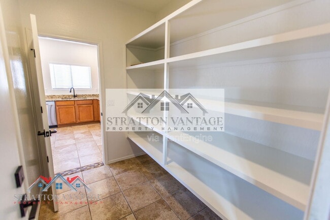 Building Photo - 484 E Cheyenne Rd