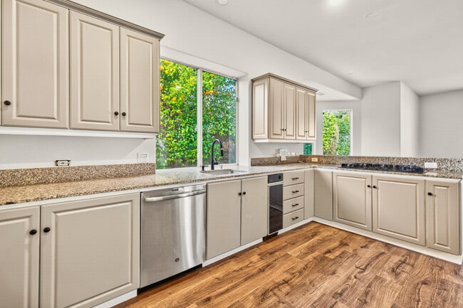 Building Photo - 6 Queens Ct