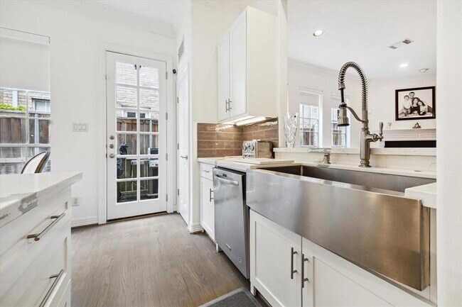 Building Photo - 2842 Briarhurst Park