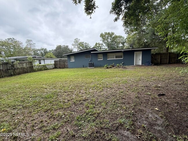 Building Photo - 1015 Busac Ave