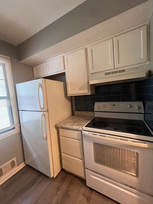 Building Photo - Cozy 2-Bedroom Apartment with Convenient First-Floor Living