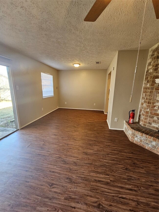 Building Photo - 2714 Lower Valley Dr