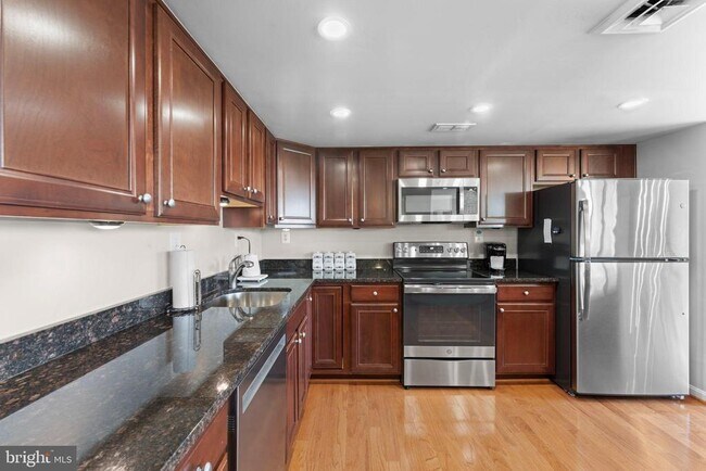 Building Photo - 1515 S Arlington Ridge Rd