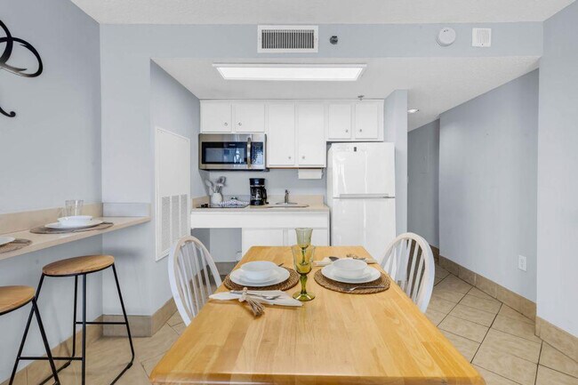 Building Photo - 647 N Creekside Dr