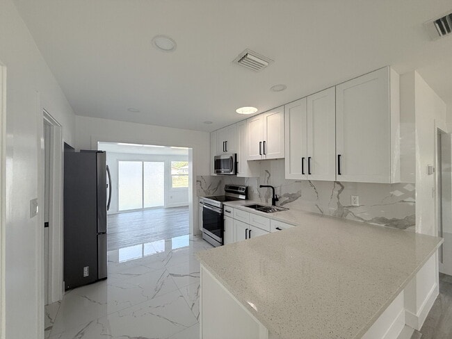 Building Photo - 4-bedroom, 2-bathroom