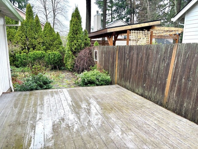 Building Photo - Spacious Ranch Style Home w/ private patio and yard, 2 car garage and vaulted ceilings