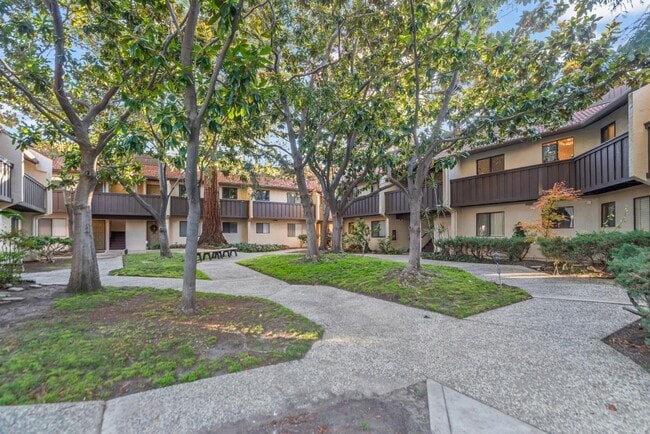 Building Photo - APARTMENT