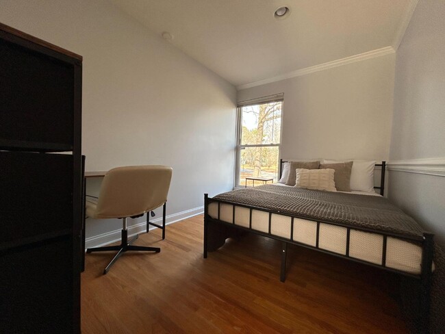 Building Photo - 900 Newcombe Rd