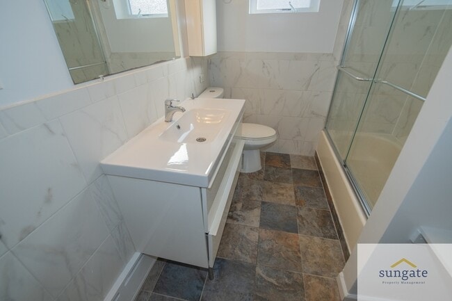 Building Photo - 3043 Pinewood Ave