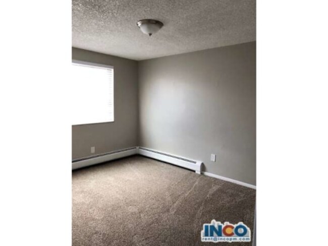 Building Photo - Convenient location! 1 bed 1 bath Apartmen...