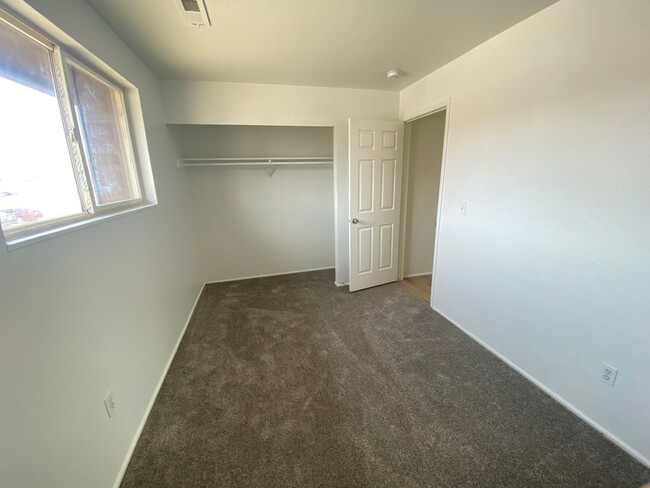 Building Photo - 2517 S Lakecrest Dr