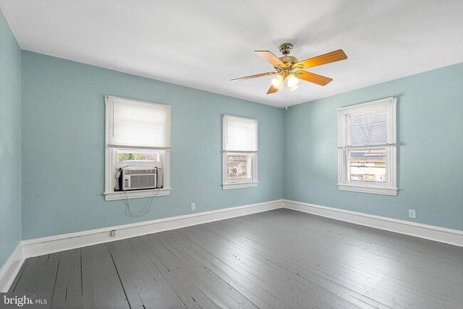 Building Photo - 923 N Main St