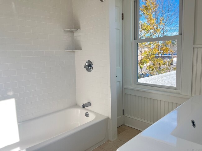 Building Photo - 35 Lindbergh St