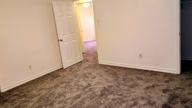 Building Photo - 10150 Valley Club Dr