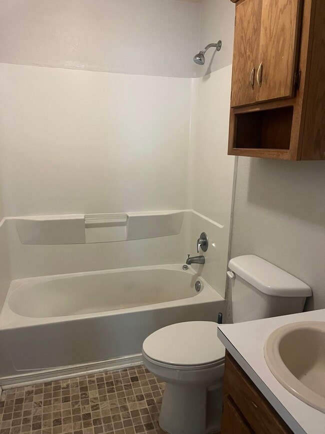 Building Photo - MOVE IN SPECIAL 2 bedroom 1 bath house