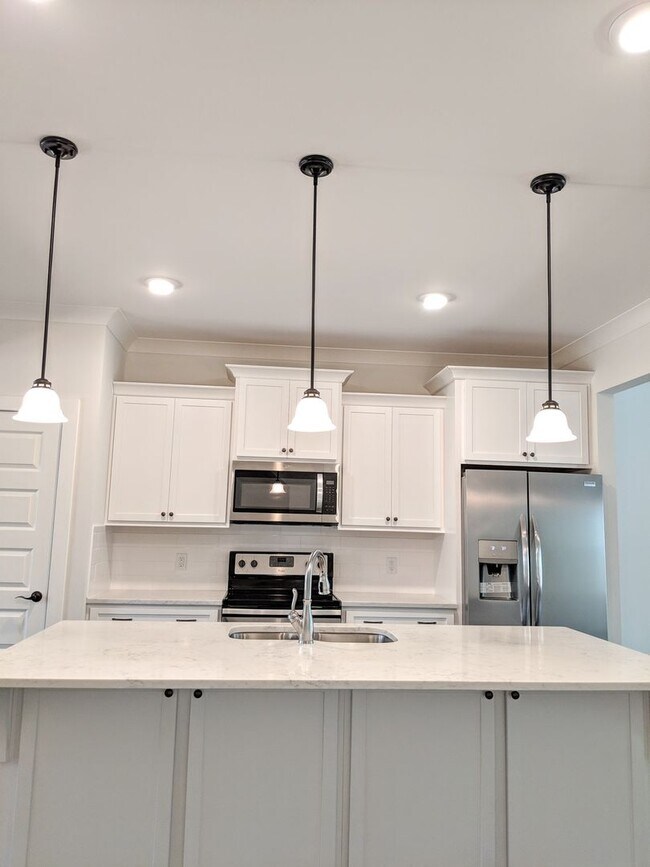 Building Photo - Beautiful, Spacious Townhome in Central Location - Popular Floor Plan