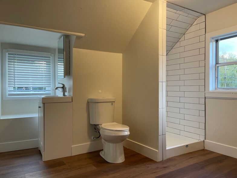 Building Photo - 436 W Main St