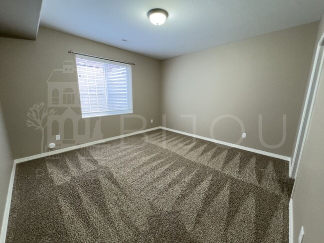 Building Photo - Large Well-Maintained Peyton Home
