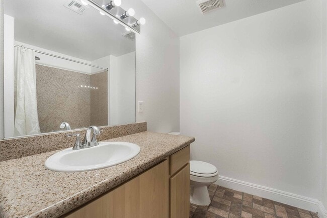 Building Photo - Beautiful Condo with Spacious Layout!