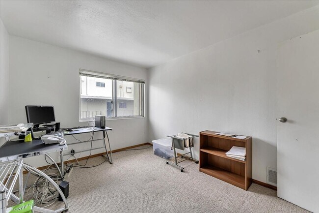 Building Photo - 455 Crescent St