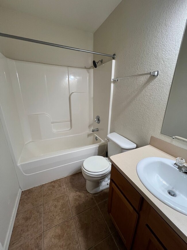 Building Photo - 3 Bed, 2 Bath, 1058 SQ FT, 1 Car Garage