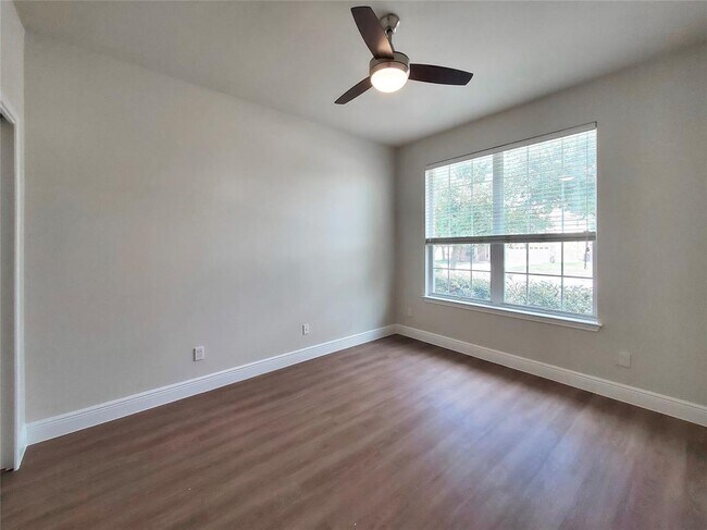 Building Photo - 14829 Fernhill Dr