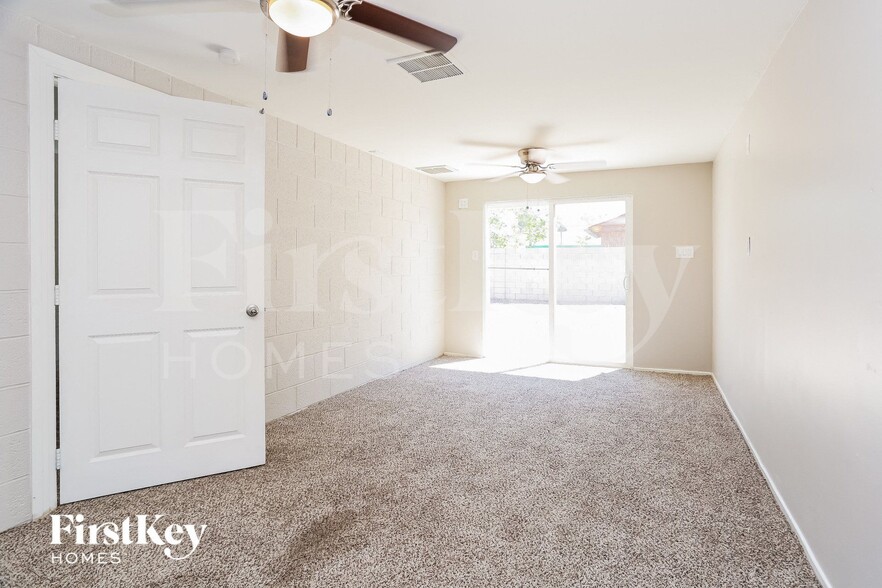 Building Photo - 619 Essex E Dr