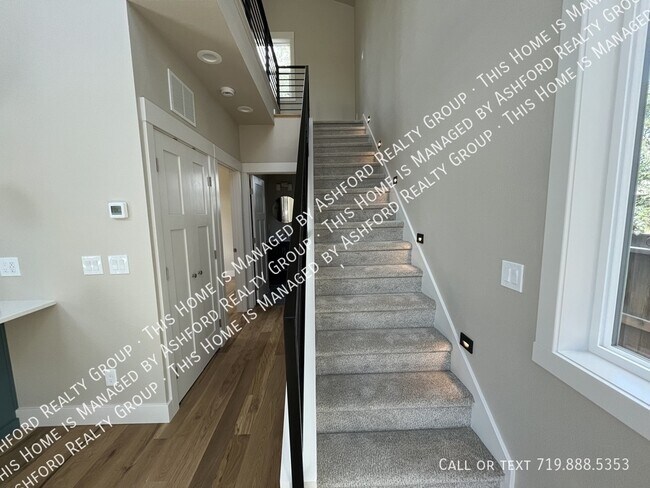 Building Photo - 839 E Willamette Ave