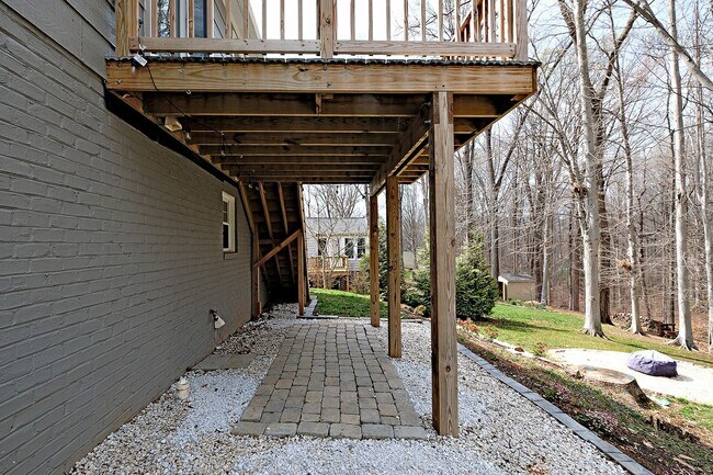 Building Photo - Spacious Pet-Friendly Hollymead Home With Updates