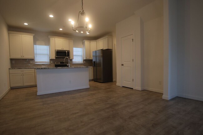 Building Photo - Contemporary 4bd/3.5ba in excellent location