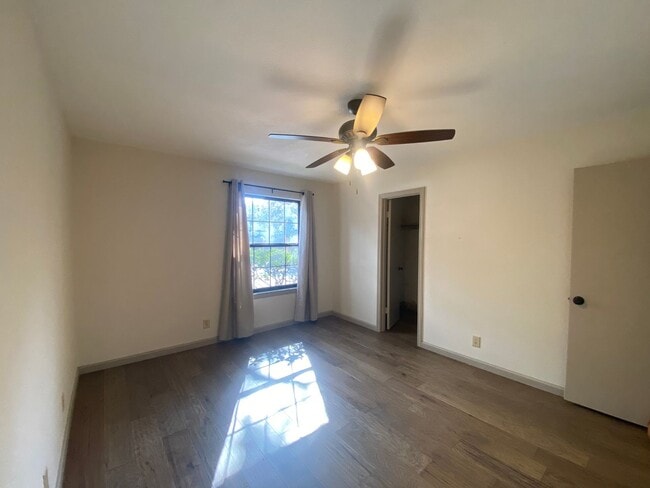Building Photo - Country Hollow Condominiums