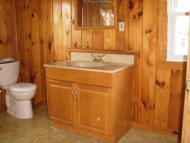 Bathroom with tub and shower - 101 Hampton Cir
