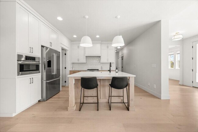 Building Photo - Amazing Neighborhood 2 Bed 2 Bath Plus Office