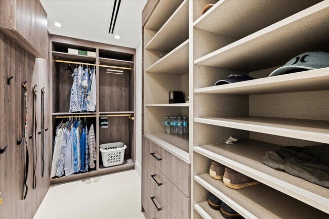 Building Photo - 1313 E Lake Dr