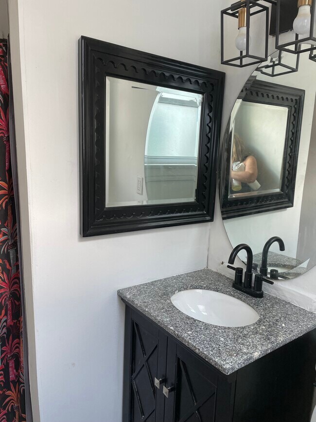 Building Photo - 2158 Sherwood Ave