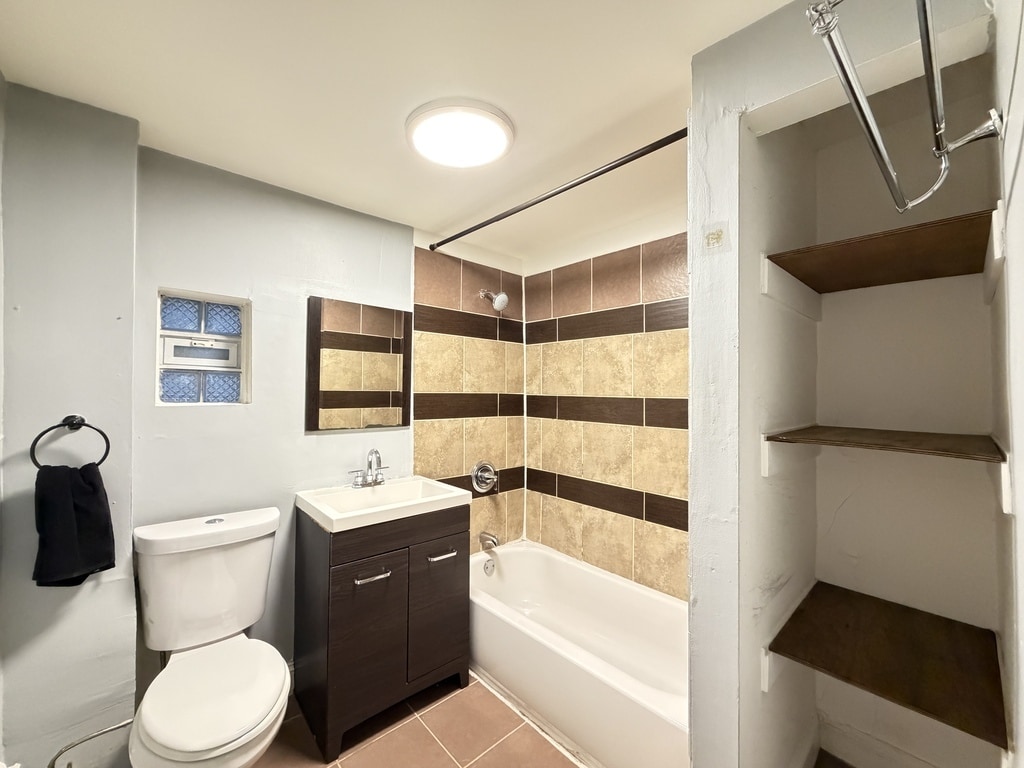 Building Photo - 3503 W Dickens Ave