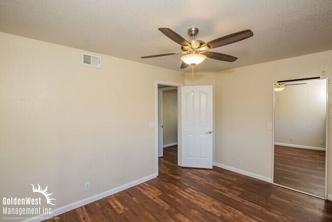 Building Photo - Newly Renovated 3Bdm 2Ba Condo Conveniently Located
