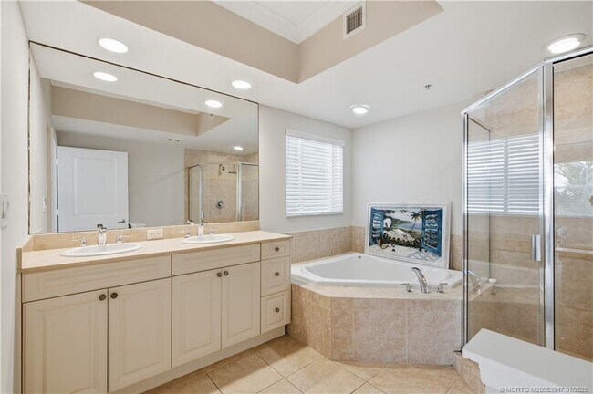 Building Photo - 975 NW Flagler Ave